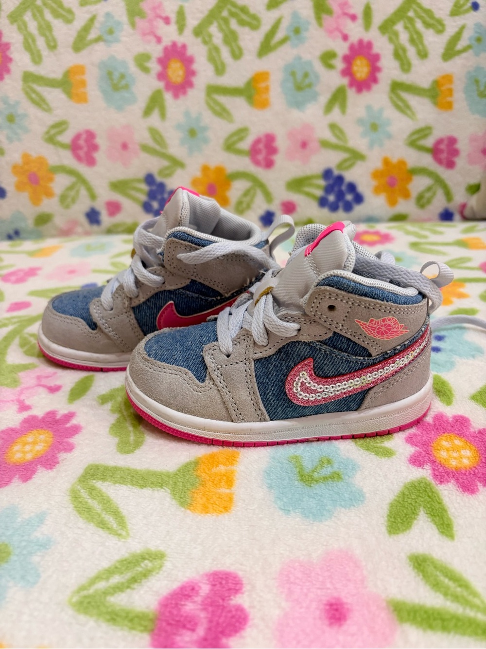 Nike Jordan 1 Mid SE- Kids High-Top Sneakers in Denim Blue, Gray & Pink size 6